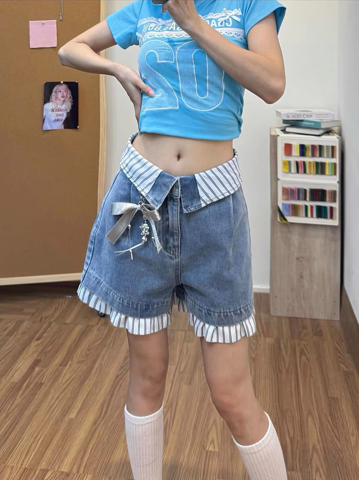 甜美褶皱花苞条纹拼接牛仔短裤女...