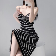 批发纯欲风辣妹条纹连衣裙<b class='q'>女</b>夏季<b class='q'>新款</b>V领过膝中长裙收腰<b class='q'>显瘦</b>针织A字裙