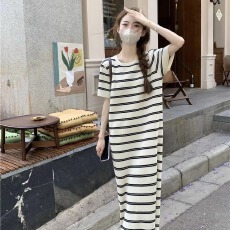 批发慵懒风<b class='q'>条纹</b>针织短袖t恤连衣裙女夏季宽松显瘦减龄直筒休闲长裙子