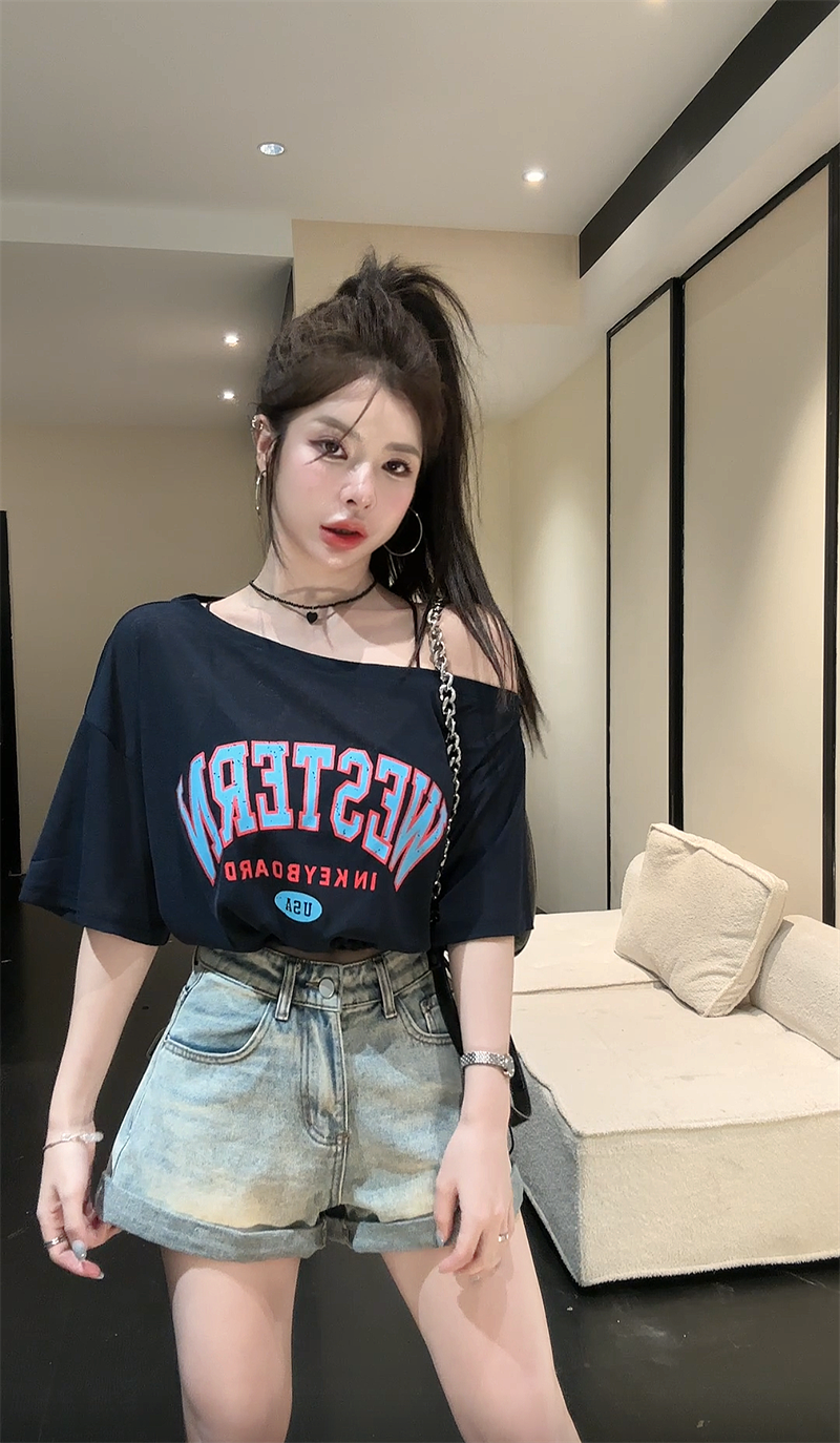 실사 정가 여름 새로운 아메리칸 핫걸 바람 비스듬한 어깨 알파벳 프린트 슬림해 보이는 반팔 주간 실크 티셔츠 여성