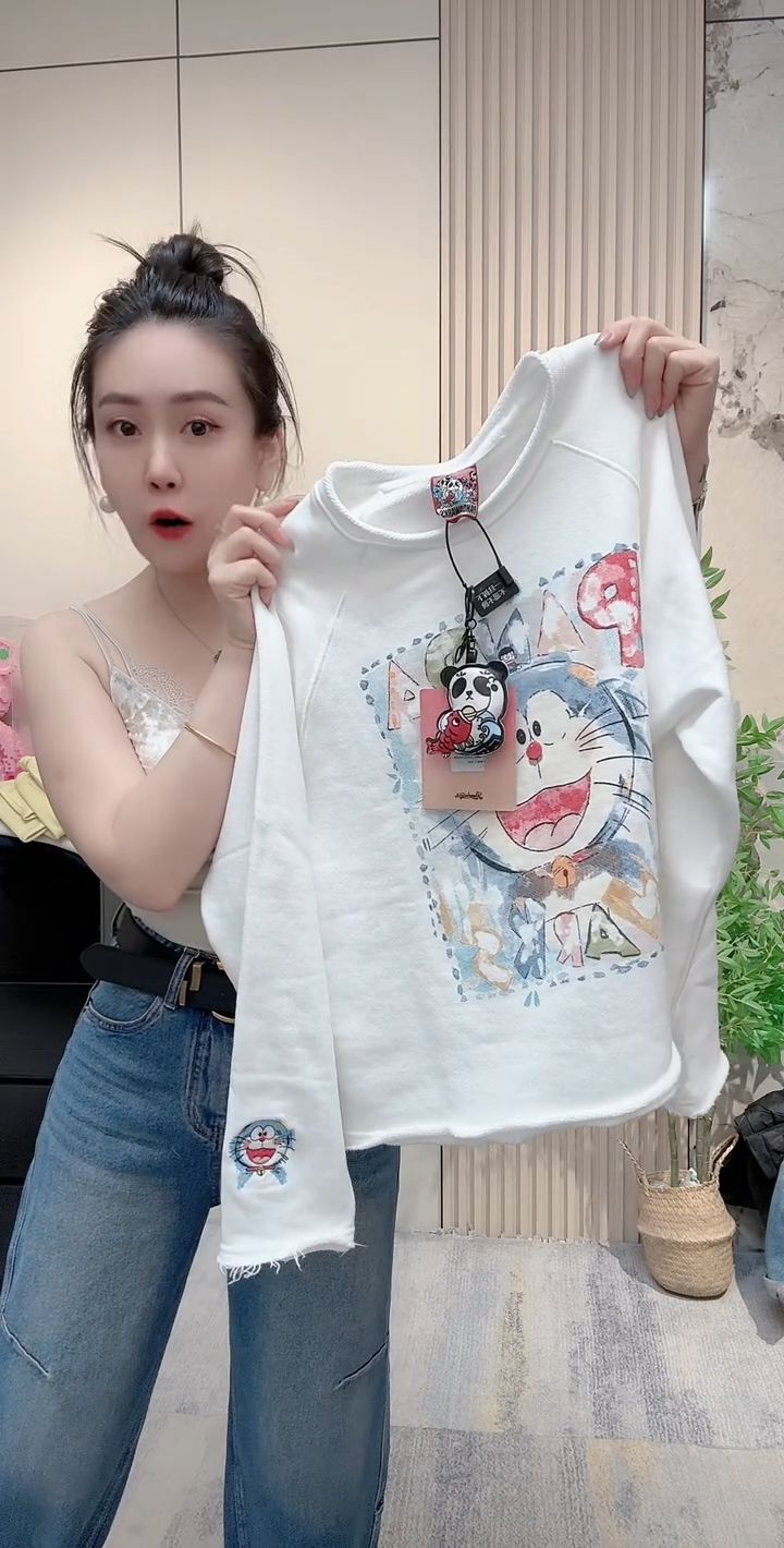 봄 가을 패션 폭발 착용 가져 가라. 캐주얼 2026 새로운 한국 스타일 만화 프린트 연령 감소 디자인 센스 티셔츠 트렌디