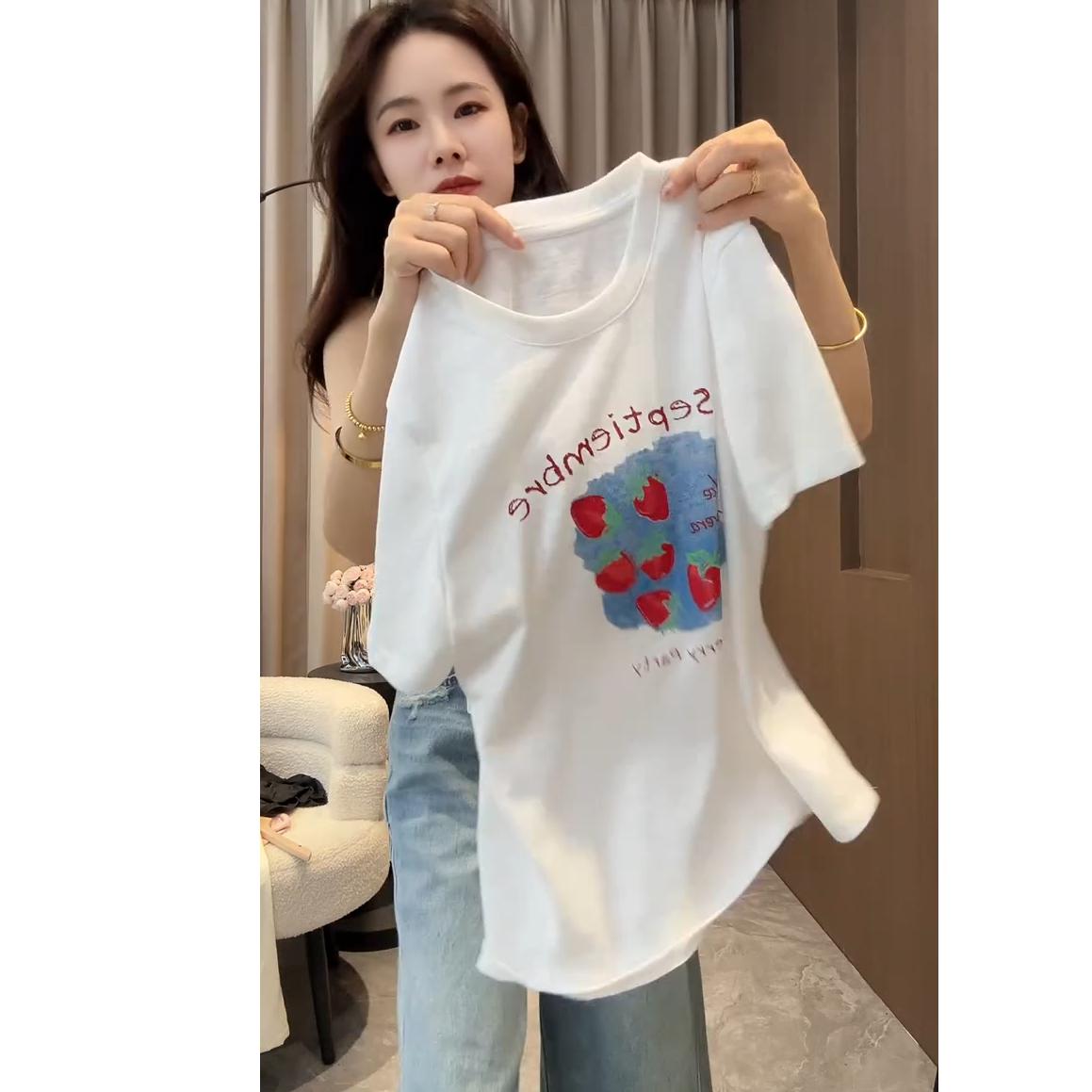 새로운 여름 2026 딸기 프린트 티셔츠 루즈핏 라운드 넥 맨위 신선함 달콤함 동정 여성 의류 화이트 반팔