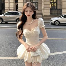 批发2026夏季新法式V领泡泡袖连衣裙女款纯欲褶皱收腰<b class='q'>显瘦</b>蓬蓬短裙
