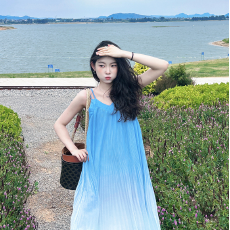 批发吊带连衣裙2025新款女夏季渐变高级感小个子海边度假百褶裙子