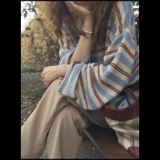 批发慵懒松弛感条纹v领<b class='q'>长袖</b>针织衫女春季韩系穿搭设计感小众宽松上衣