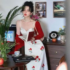 批发小个子夏季挂脖碎花设计感新款裙子仙女裙气质法式显瘦收腰连衣裙