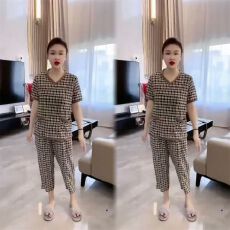 批发妈妈夏<b class='q'>装</b>套<b class='q'>装</b>2026新款<b class='q'>中</b>年女<b class='q'>装</b>洋气短袖长<b class='q'>裤</b>上衣中老年格子两件套