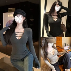 批发辣妹风V领镂空设计感加绒磨毛长袖T恤纯欲小众修身显瘦百搭打底衫