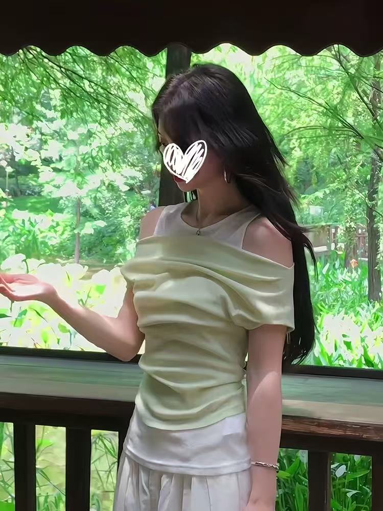 빅 사이즈 캐주얼 품격 부드러운 바람 페이크 레이어드 티셔츠 여성 2025 년 여름 흔들다 칼라 새는 어깨 허리 수축 몸매 가꾸기 맨위