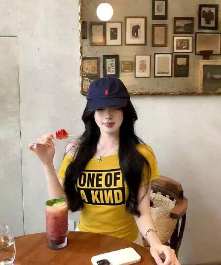 빅 사이즈 여성 의류 비스듬한 어깨 알파벳 프린트 단색 몸매 가꾸기 슬림해 보이는 다용도 패션 디자인 센스 기본 셔츠 여성 셔츠