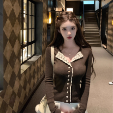 蕾丝拼接长袖T恤女冬季新款设计感黑色V领纽扣打底衫上衣