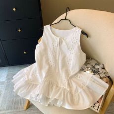 批发甜辣妹勾花镂空白色背心衬衫女夏季荷叶边<b class='q'>娃娃衫</b>法式裙摆无袖上衣