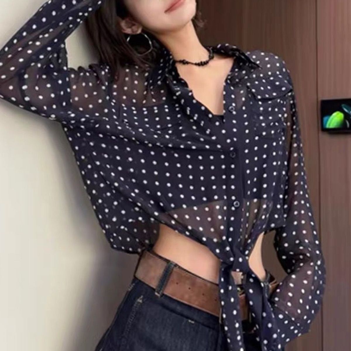 고급 센스 얇고 가벼운 자외선 차단 도트 무늬 여성 셔츠 여름 긴팔 새로운 프랑스식 패션 마이크로 ~을 통해 섹시함 쇼트 스타일 맨위