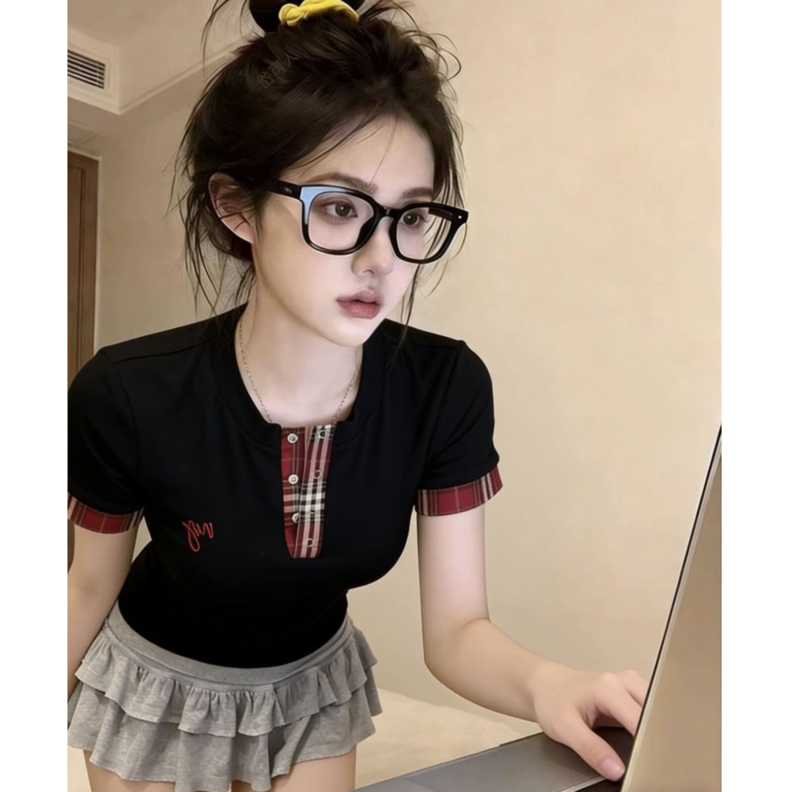 검정색 체크무늬 패치워크 자수 반팔 티셔츠 여성 여름 허리 수축 작은 키 몸매 가꾸기 맨위