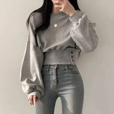 批发韩国chic秋季小众设计感圆领系扣收腰显瘦长袖<b class='q'>短款</b>套头<b class='q'>卫衣</b>上衣女
