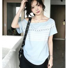 批发210克精棉韩系蓝白<b class='q'>条纹</b>斜肩短袖女铆钉设计感露肩<b class='q'>t</b><b class='q'>恤</b>宽松辣妹上衣