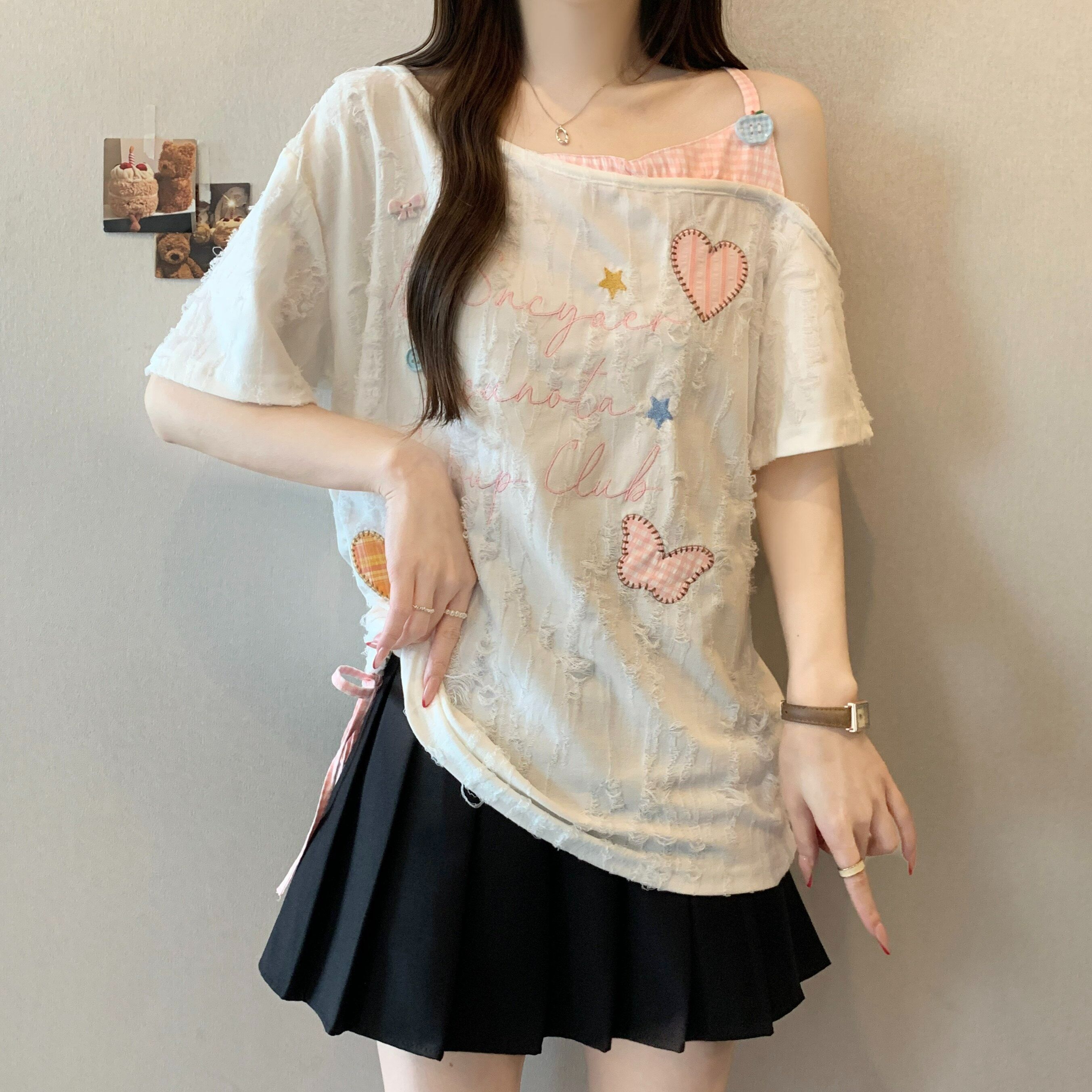 달콤함 하트 패치 찢어진 부분 비스듬한 어깨 슬립 반팔 티셔츠 여성 펌프 로프 허리 수축 슬림해 보이는 맨위