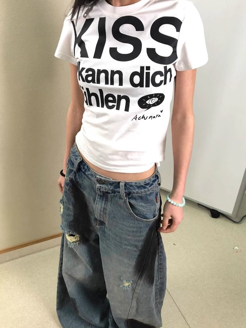 2026 여름 새로운 핫걸 아메리칸 레트로 전체 인쇄 알파벳 몸매 가꾸기 반팔 티셔츠 여성 긍정적 인 어깨 쇼트 스타일 맨위 ins