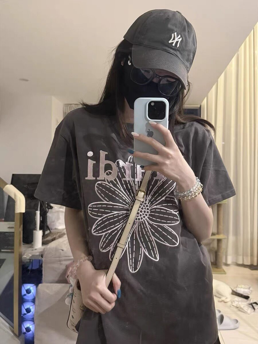자수 원본 종류 광저우 원단 한 부서 작은 데이지 자수 반팔 t 셔츠 여성