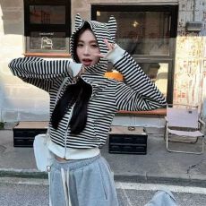 批发小恶魔耳朵条纹连帽<b class='q'>外套女</b>春秋爆款韩系甜辣设计感修身<b class='q'>短</b>款卫衣