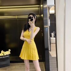 批发夏日<b class='q'>甜美</b>洋气修身显瘦a字连衣裙小个子纯欲辣妹风黄色吊带针织裙