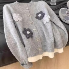 批发设计高级感气质手工<b class='q'>花朵</b>针织开衫软糯糯小个子短款灰色毛衣女秋冬