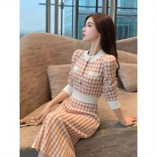 批发早秋巨好看法式粉色<b class='q'>格子</b><b class='q'>连衣裙</b>女2025年新款减龄气质收腰长袖裙子