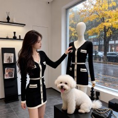 批发高级千金感V领针织<b class='q'>连衣裙</b>女2025秋冬季设计感修身显瘦包臀短裙子