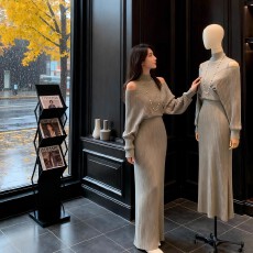 法式轻熟风露肩针织连衣裙女2025秋冬季设计感高腰显瘦气质长裙子