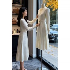 批发秋款2025年新款正式场合通勤气质女神范白色V领针织打底连衣<b class='q'>裙子</b>