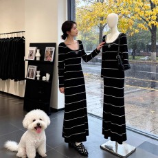 批发撞色条纹针织V领<b class='q'>连衣裙</b>女2025秋冬新款修身显瘦法式气质长裙子