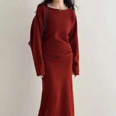 批发红色<b class='q'>秋</b>季一整套穿搭女2025新款一字领收腰针织衫+高腰长款半身裙