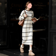 批发2025冬季新款慵懒条纹花边圆领针织<b class='q'>连衣裙</b>女长袖中长通勤气质减龄