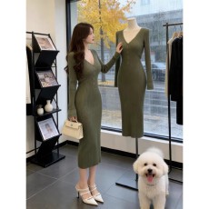 批发轻熟优雅风V领针织连衣裙女2026早春新款设计感修身显瘦气质长裙