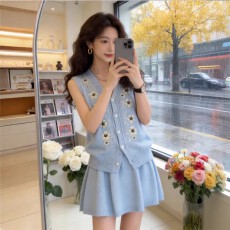 批发2026春夏海蒂日记重工V领绣花针织马甲上衣女休闲风高腰短裙套装