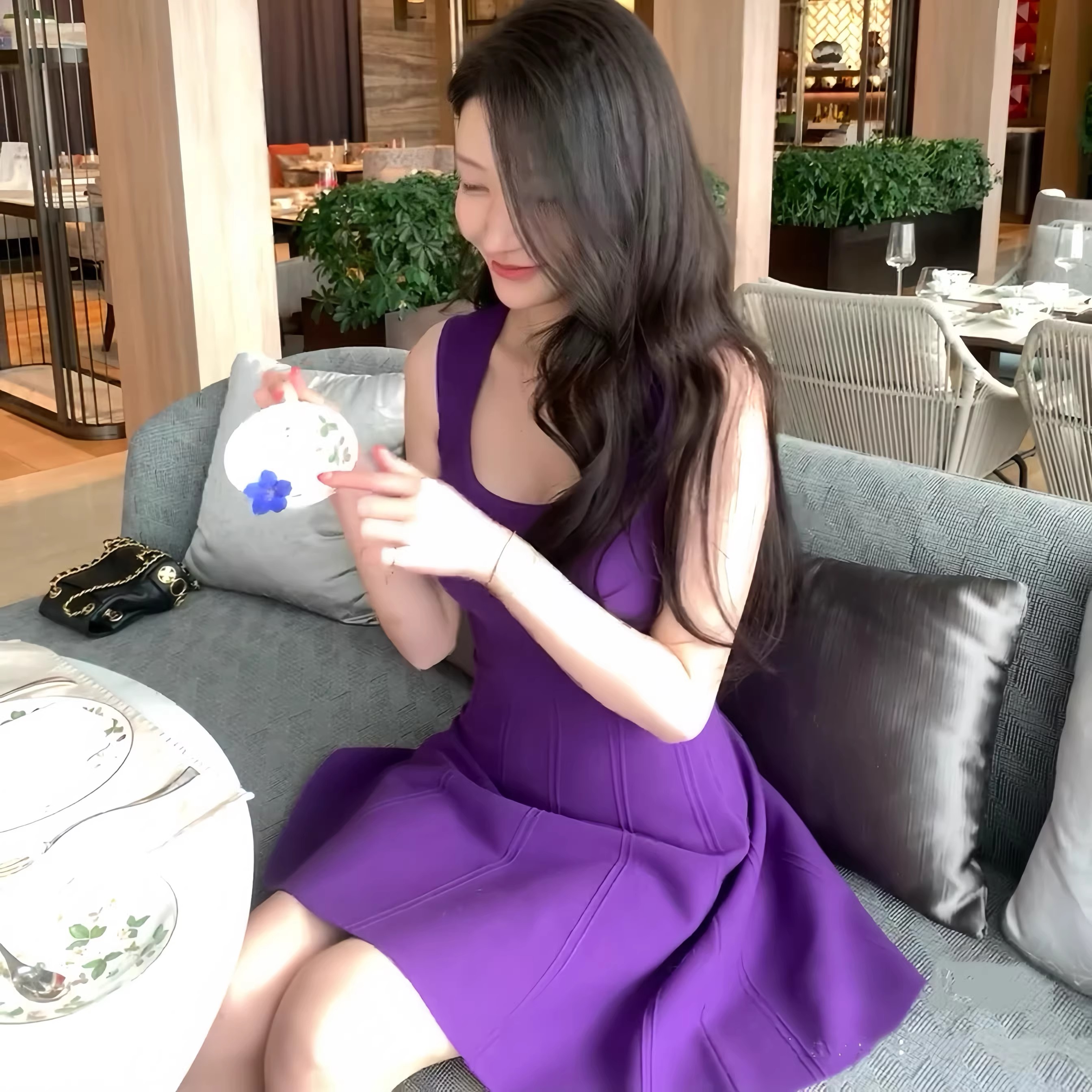 프랑스식 품격 허리 수축 슬림해 보이는 민소매 조끼 여성 드레스 2026 여름 새로운 고급 센스 보라색 짧은 치마