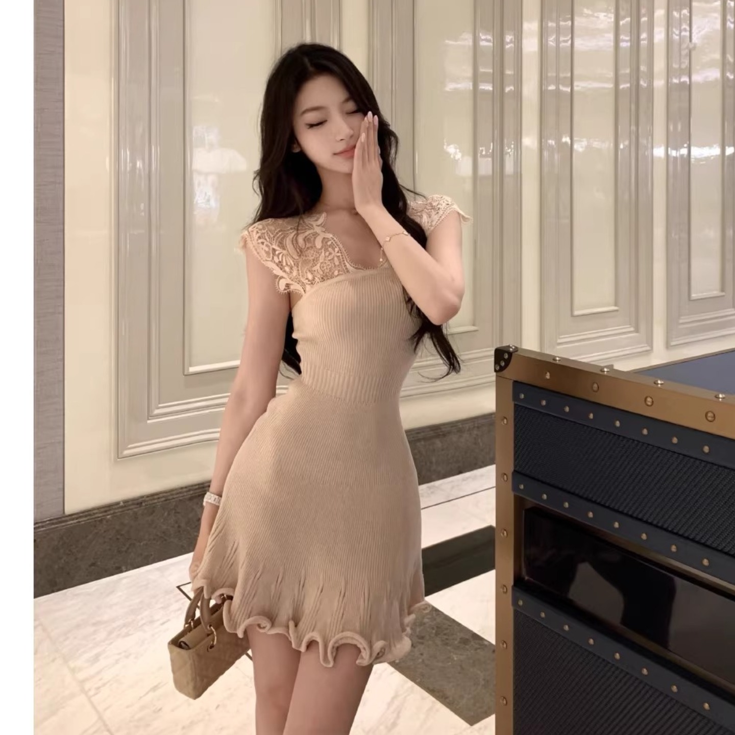 2026 년 여름 몽환 어둠의 언어 레이스 V넥 여성 드레스 봄 여름 품격 몸매 가꾸기 허리 수축 홀로우 아웃 치마