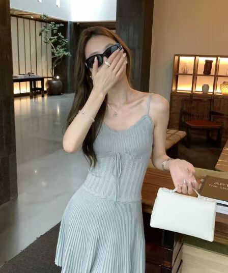 2026 년 프랑스식 섹시함 물결무늬 레이스 V넥 니트 슬립 여성 드레스 새로운 레이스업 홀로우 아웃 타이트 스커트