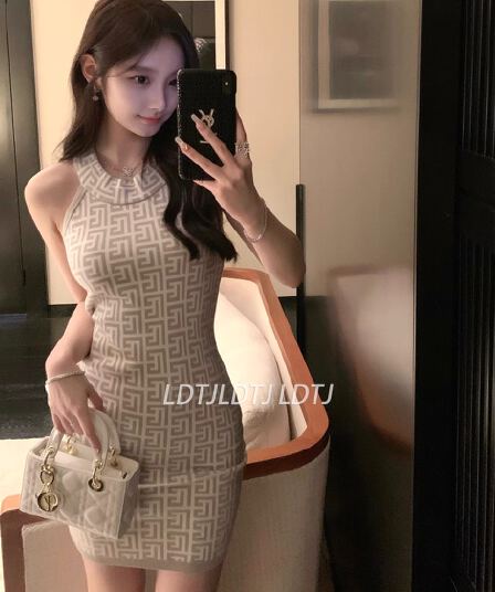 높음 세트 2026 봄 아모이 명문 여성 품격 프랑스식 체크무늬 몸매 가꾸기 민소매 행침 목 니트 타이트 스커트 여성 드레스