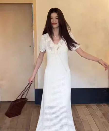 휴가 바람 품격 빨간색 V넥 드레스 여성 의류 2026 여름 새로운 패션 홀로우 아웃 허리 수축 아름다운 롱 스커트