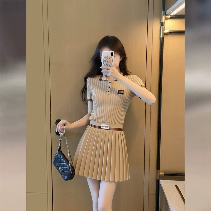 카키 색 니트 세트 여성 여름 2026 슈퍼 화재 착용 가져 가라. 작은 키 POLO 칼라 맨위 플리츠 스커트 투피스 세트