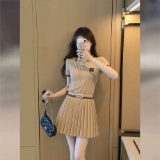 批发卡其色针织套装女<b class='q'>夏</b>季2026超火穿搭小个子polo领上衣百褶裙两件套