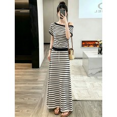 批发2026新款条纹套装女<b class='q'>夏</b>季斜肩上衣长裙休闲穿搭绝美气质显瘦两件套