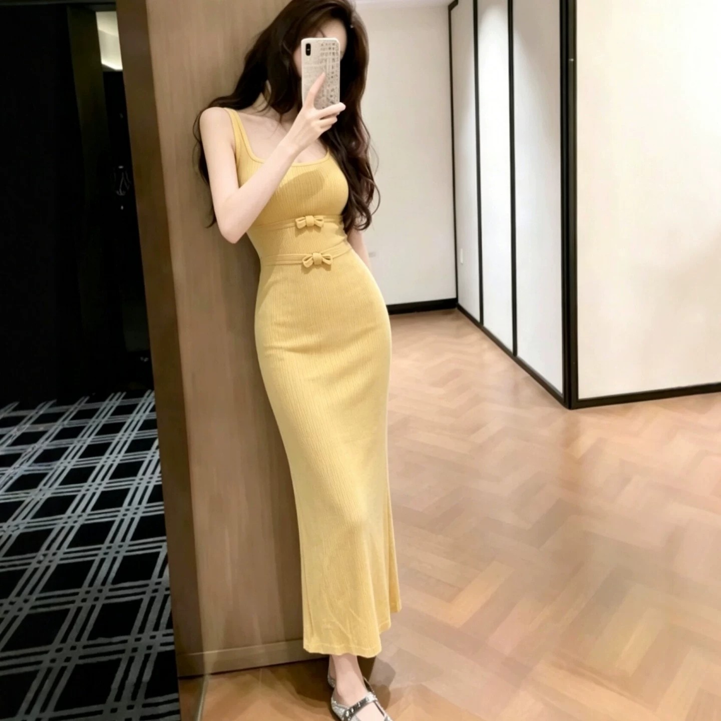 프랑스식 나비 매듭 니트 여성 드레스 2026 여름 새로운 디자인 센스 허리 수축 슬림해 보이는 몸매 가꾸기 롱 스커트 황색