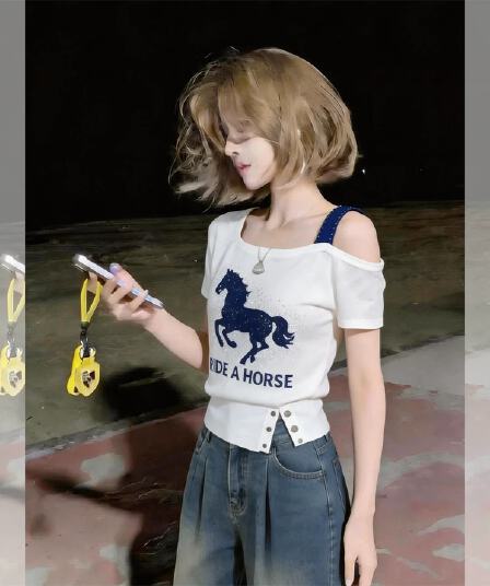 고유 한 아름다운 작은 말 프린트 핫픽스 비스듬한 어깨 의류 여름 착용 가져 가라. 허리 수축 화이트 페이크 레이어드 반팔 티셔츠 여성