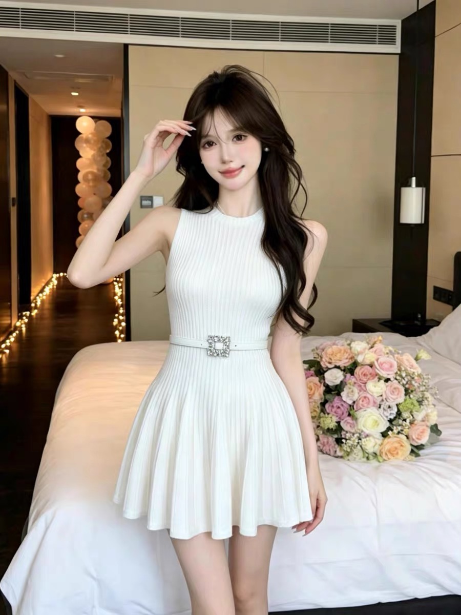 프랑스식 미니멀리즘 명문 여성 품격 플리츠 니트 여성 드레스 여름 섹션 스와로브스키 벨트 허리 수축 작은 키 민소매 치마