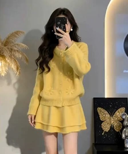 분위기 센스 자이언트 잘 생긴 화이트 자수 꽃 니트 스웨터 세트 여성 가을 2026 슬림해 보이는 짧은 치마 투피스 세트