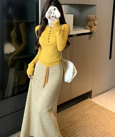 한 부서 전체 집합 착용 가져 가라. 부드러운 바람 레트로 황색 맨위 반신 스커트 투피스 슈트 2026 가을 섹션 세트