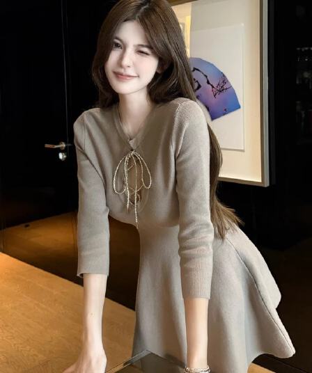 2026 가을 순수한 욕망 천 금빛 바람 스트랩 홀로우 아웃 니트 여성 드레스 가을 품격 꼬집기 허리 한 마디 진자 미니 스커트