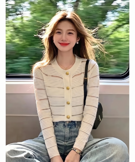 2026 금속 버클 홀로우 아웃 3 차원 스트라이프 니트 스웨터 여성 가을 싱글 줄 버튼 허리 수축 슬림해 보이는 다용도 쇼트 스타일 맨위